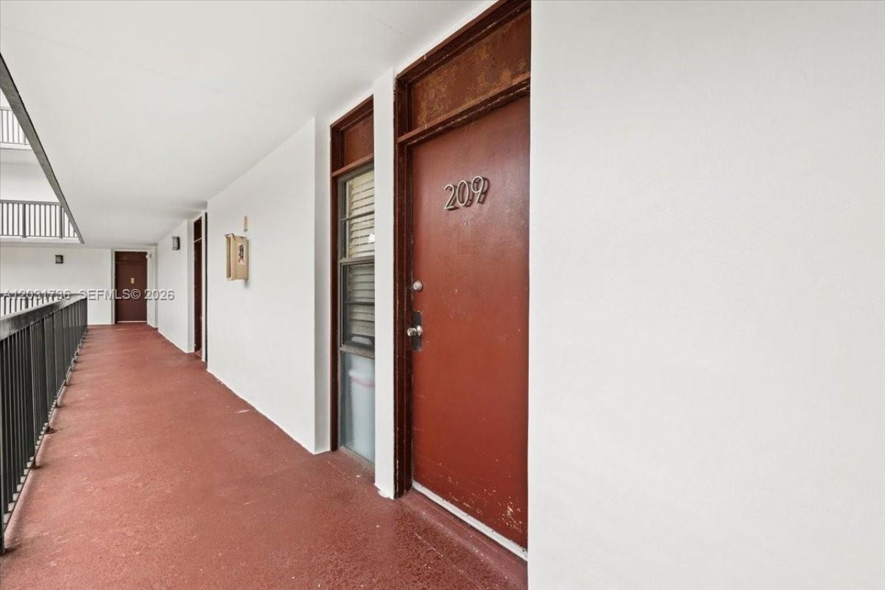 3101 N Country Club Dr , Unit 209, Aventura, FL 33180 Photo