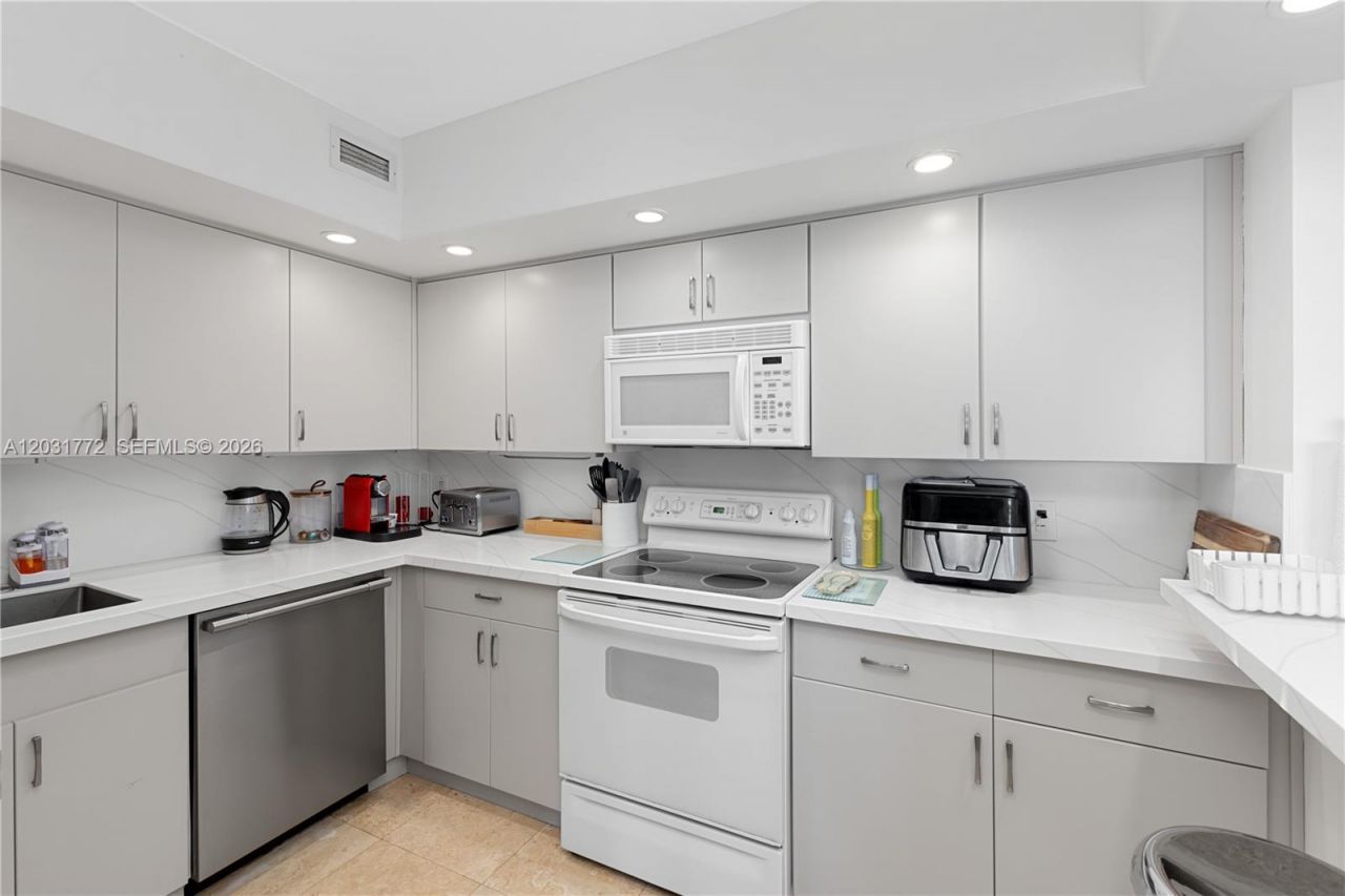 5600 Collins Ave , Unit 14R, Miami Beach, FL 33140 Photo