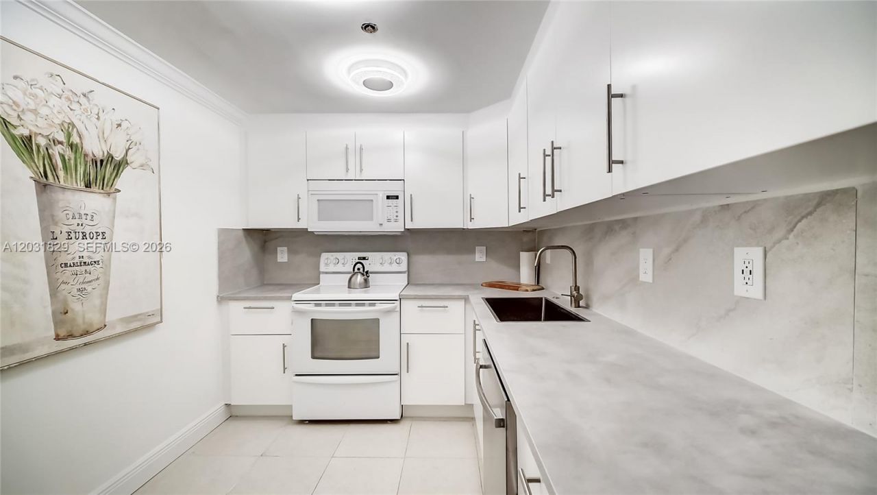 2401 Collins Ave , Unit 904, Miami Beach, FL 33140 Photo
