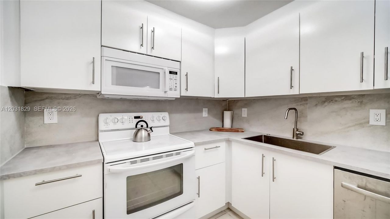 2401 Collins Ave , Unit 904, Miami Beach, FL 33140 Photo