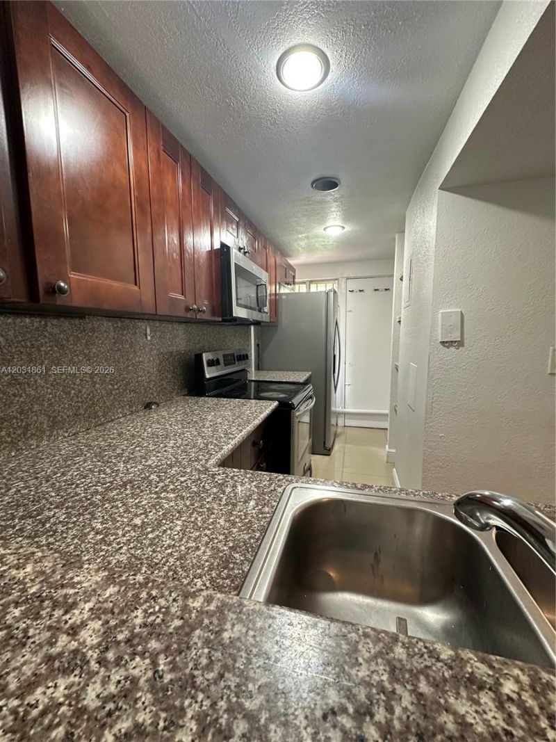 9250 Fontainebleau Blvd , Unit 202, Miami, FL 33172 Photo