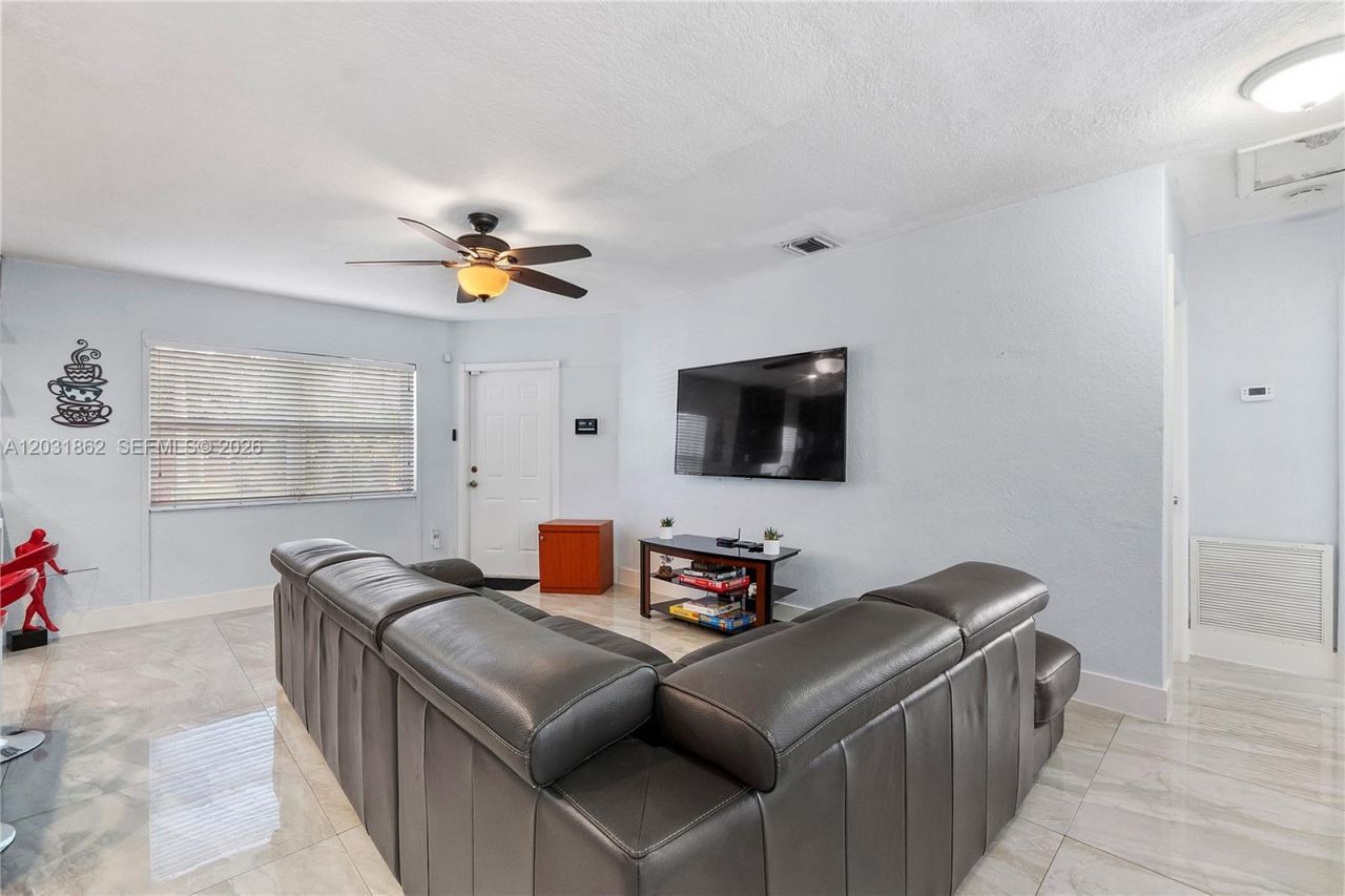 6810 Douglas St , Hollywood, FL 33024 Photo
