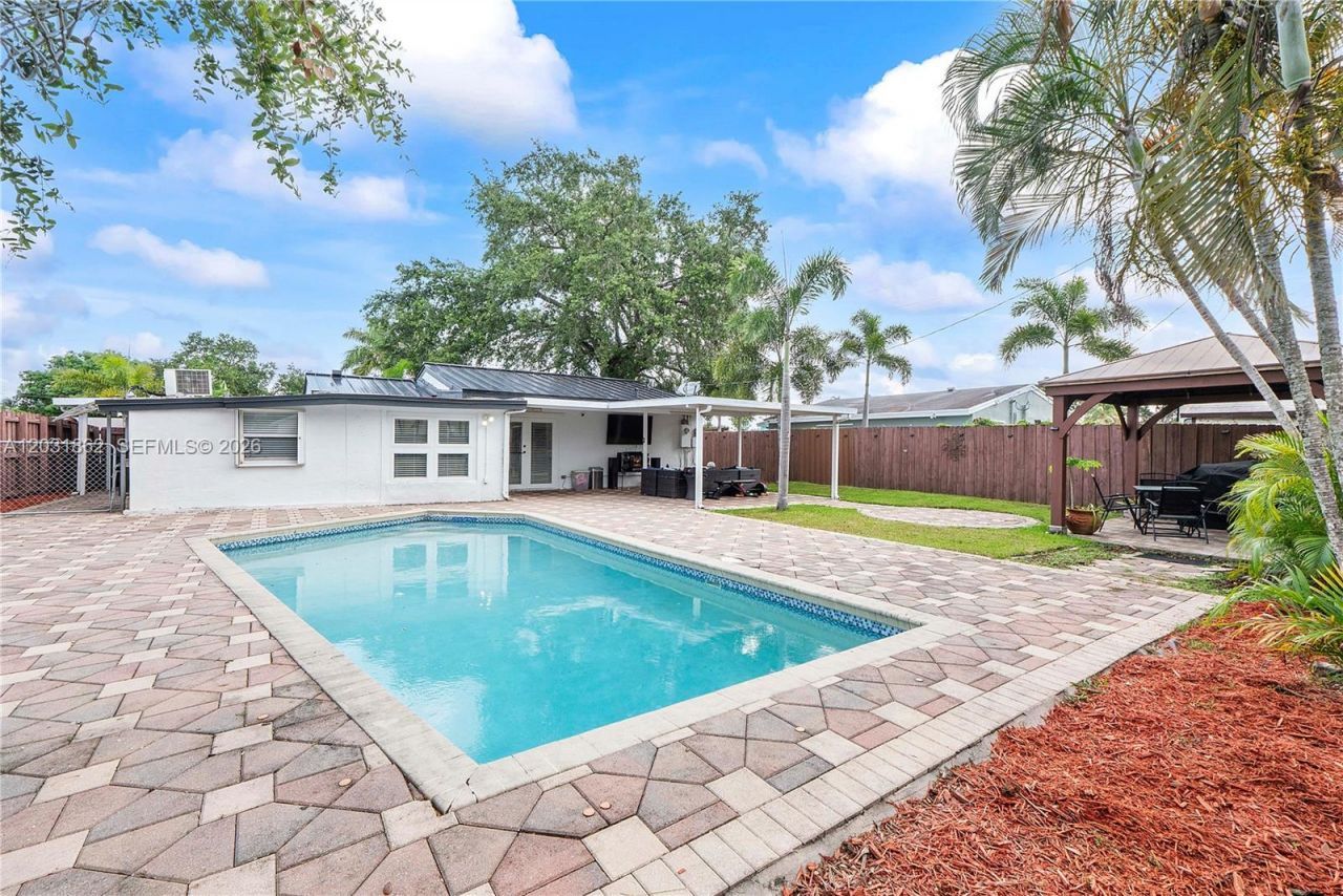 6810 Douglas St , Hollywood, FL 33024 Photo