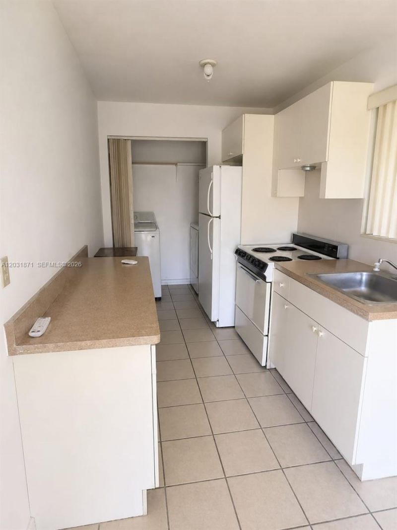 8935 SW 28th St , Unit 8935, Miami, FL 33165 Photo
