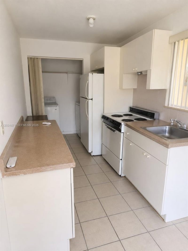 8935 SW 28th St , Unit 8935, Miami, FL 33165 Photo