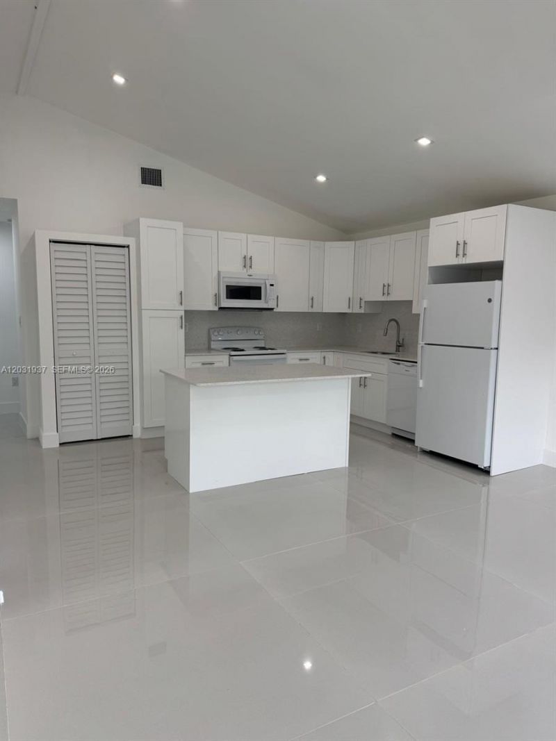 15615 NE 5th Ct , Unit B, Miami, FL 33162 Photo