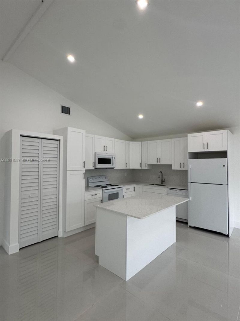 15615 NE 5th Ct , Unit B, Miami, FL 33162 Photo