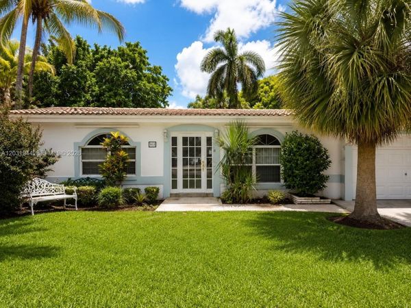 800 NE 2nd Ct , Hallandale Beach, FL 33009