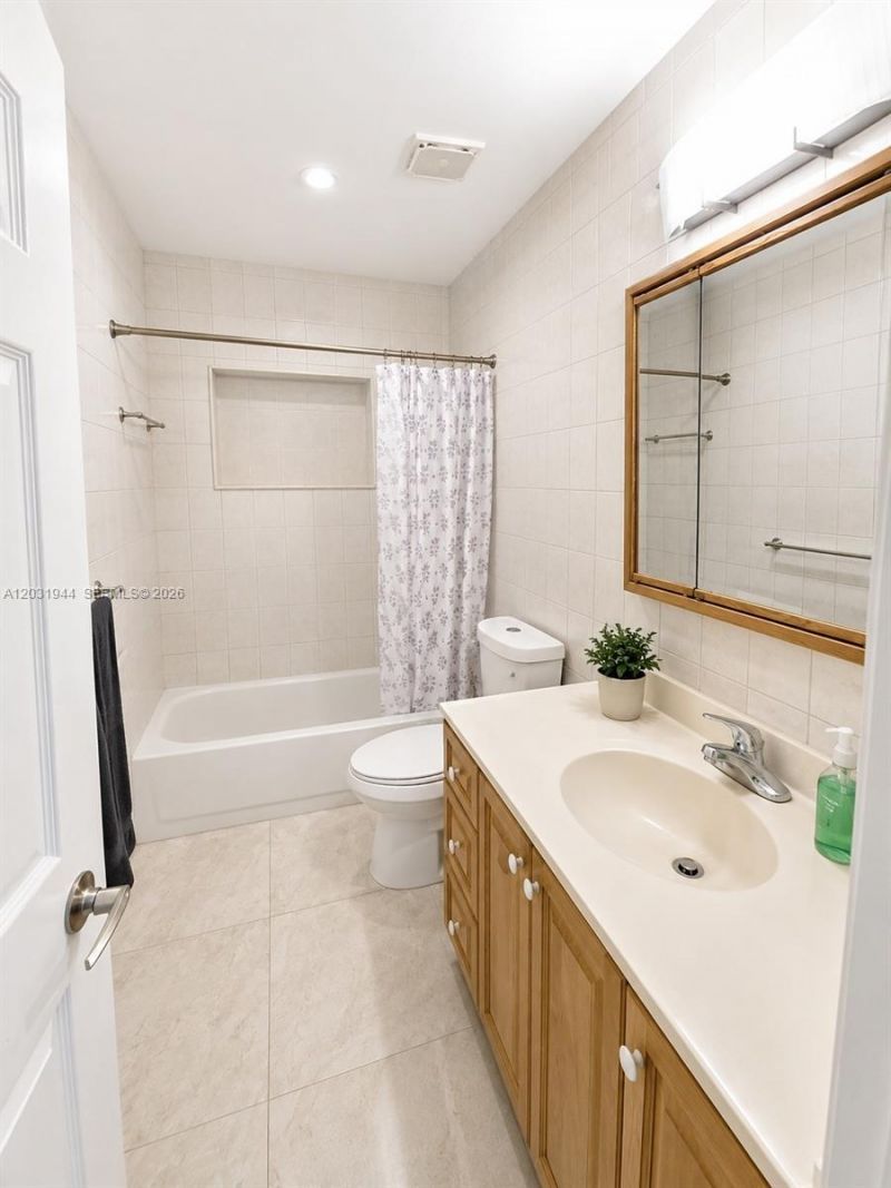 800 NE 2nd Ct, Hallandale Beach, FL 33009 Photo