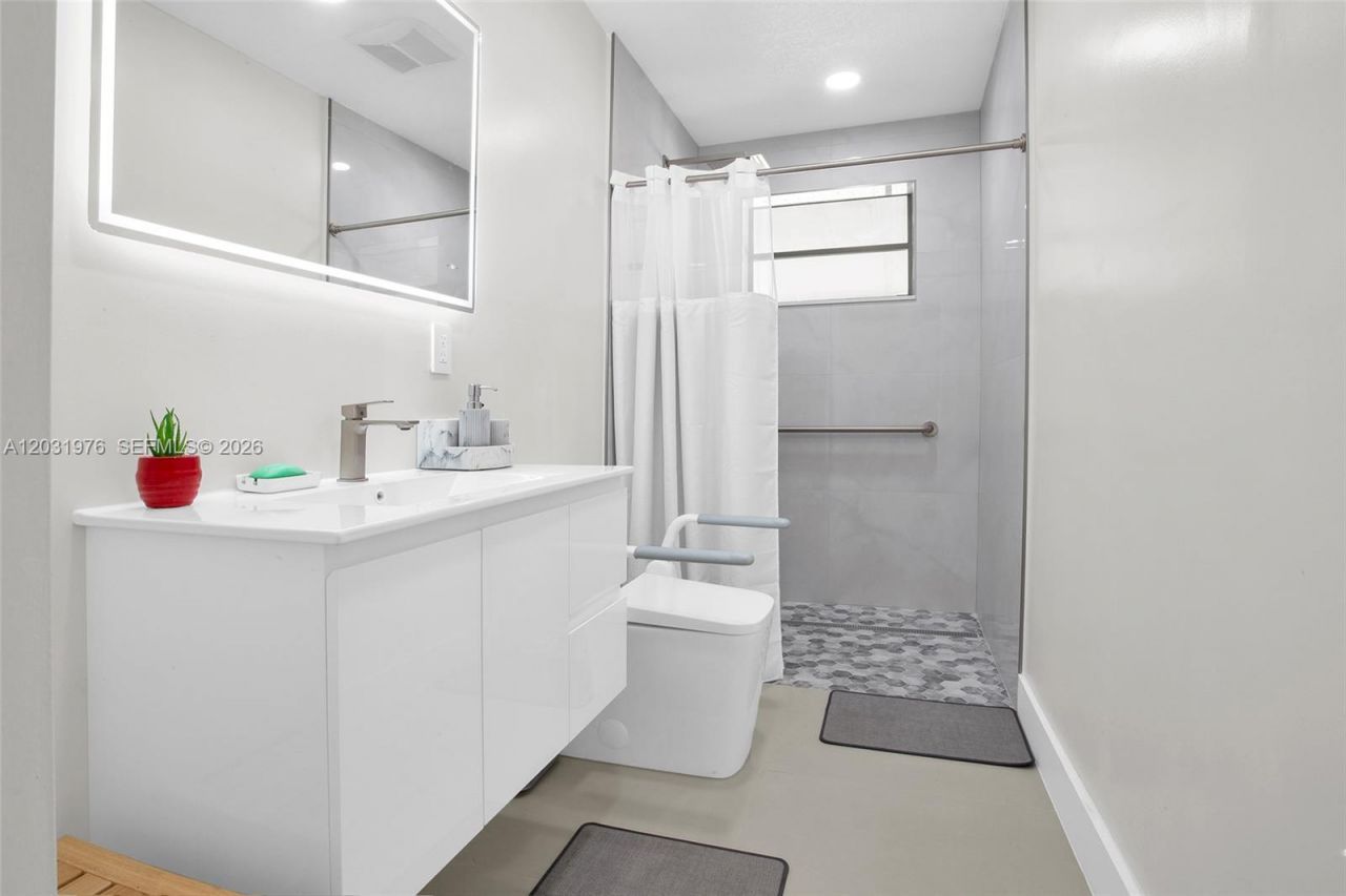 855 W 70th Pl , Hialeah, FL 33014 Photo
