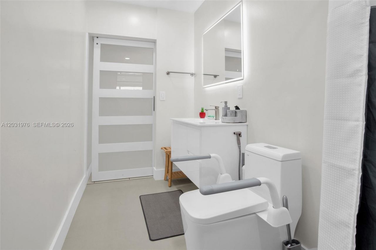 855 W 70th Pl , Hialeah, FL 33014 Photo
