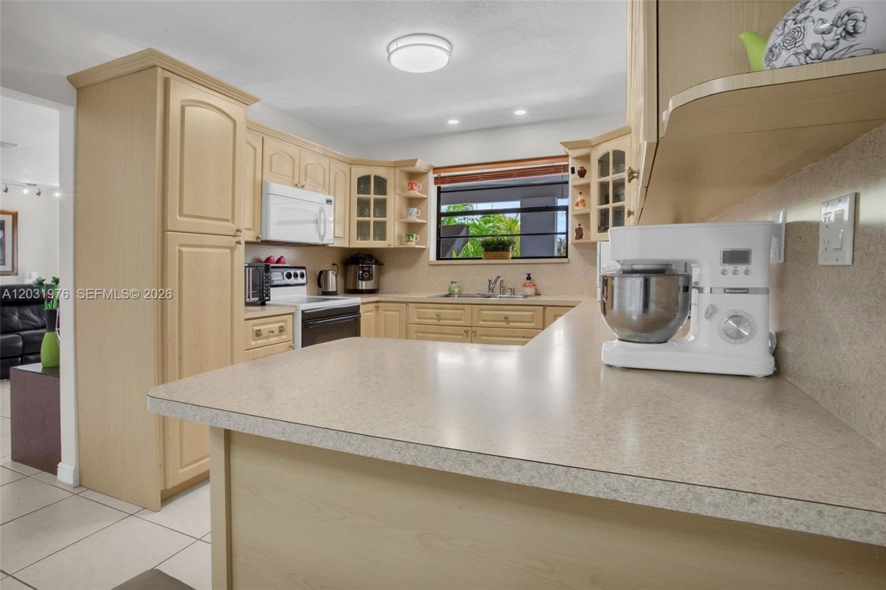 855 W 70th Pl , Hialeah, FL 33014 Photo