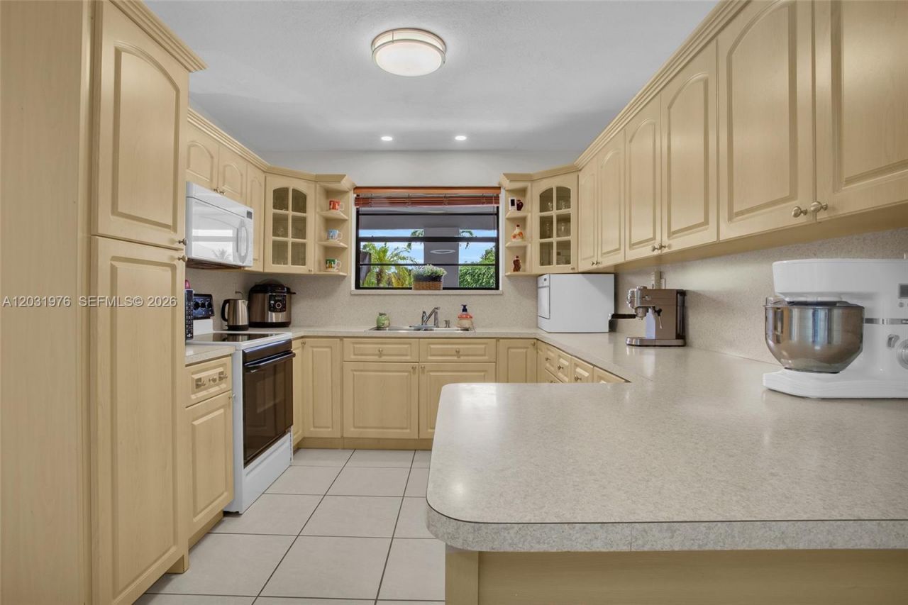 855 W 70th Pl , Hialeah, FL 33014 Photo