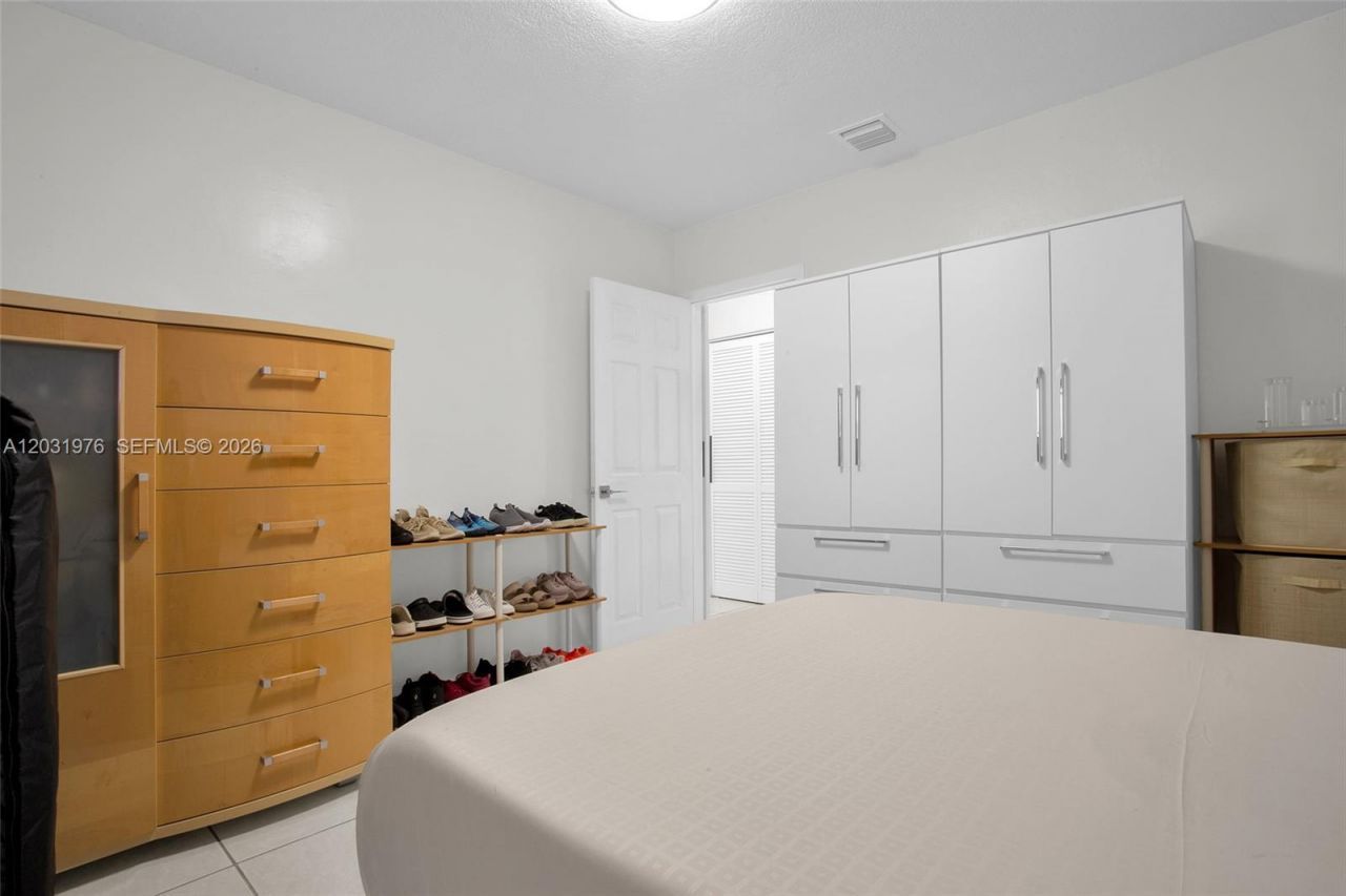 855 W 70th Pl , Hialeah, FL 33014 Photo