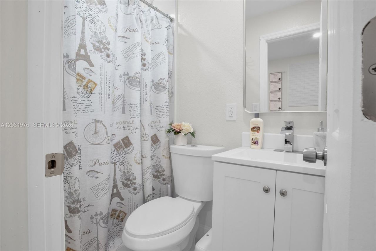 855 W 70th Pl , Hialeah, FL 33014 Photo