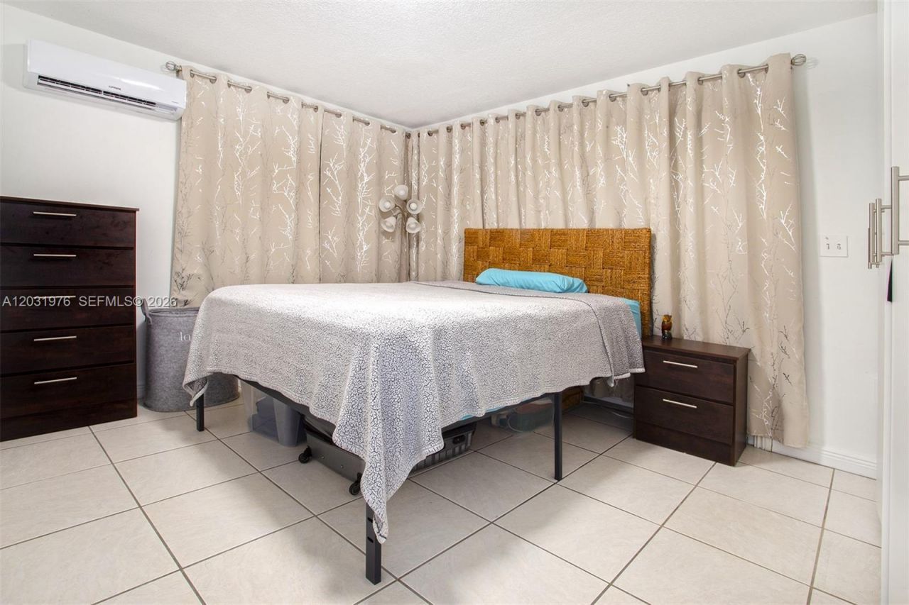 855 W 70th Pl , Hialeah, FL 33014 Photo