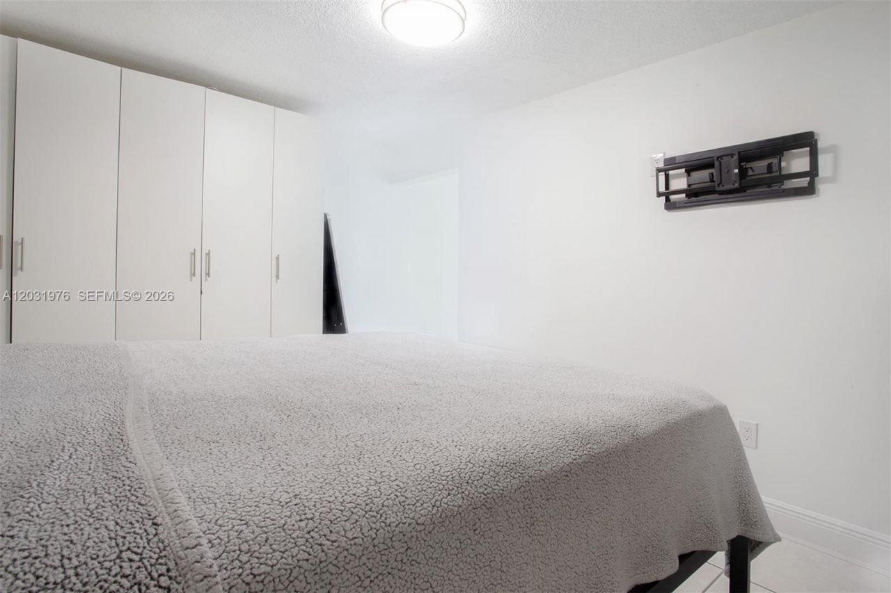 855 W 70th Pl , Hialeah, FL 33014 Photo