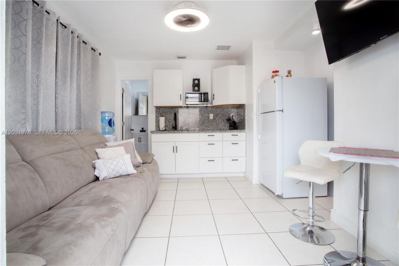 855 W 70th Pl , Hialeah, FL 33014 Photo