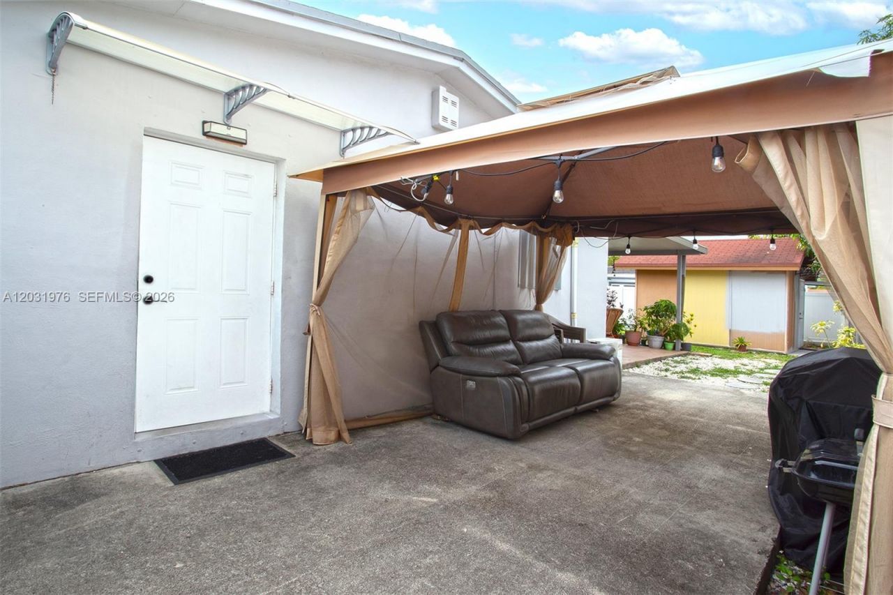 855 W 70th Pl , Hialeah, FL 33014 Photo