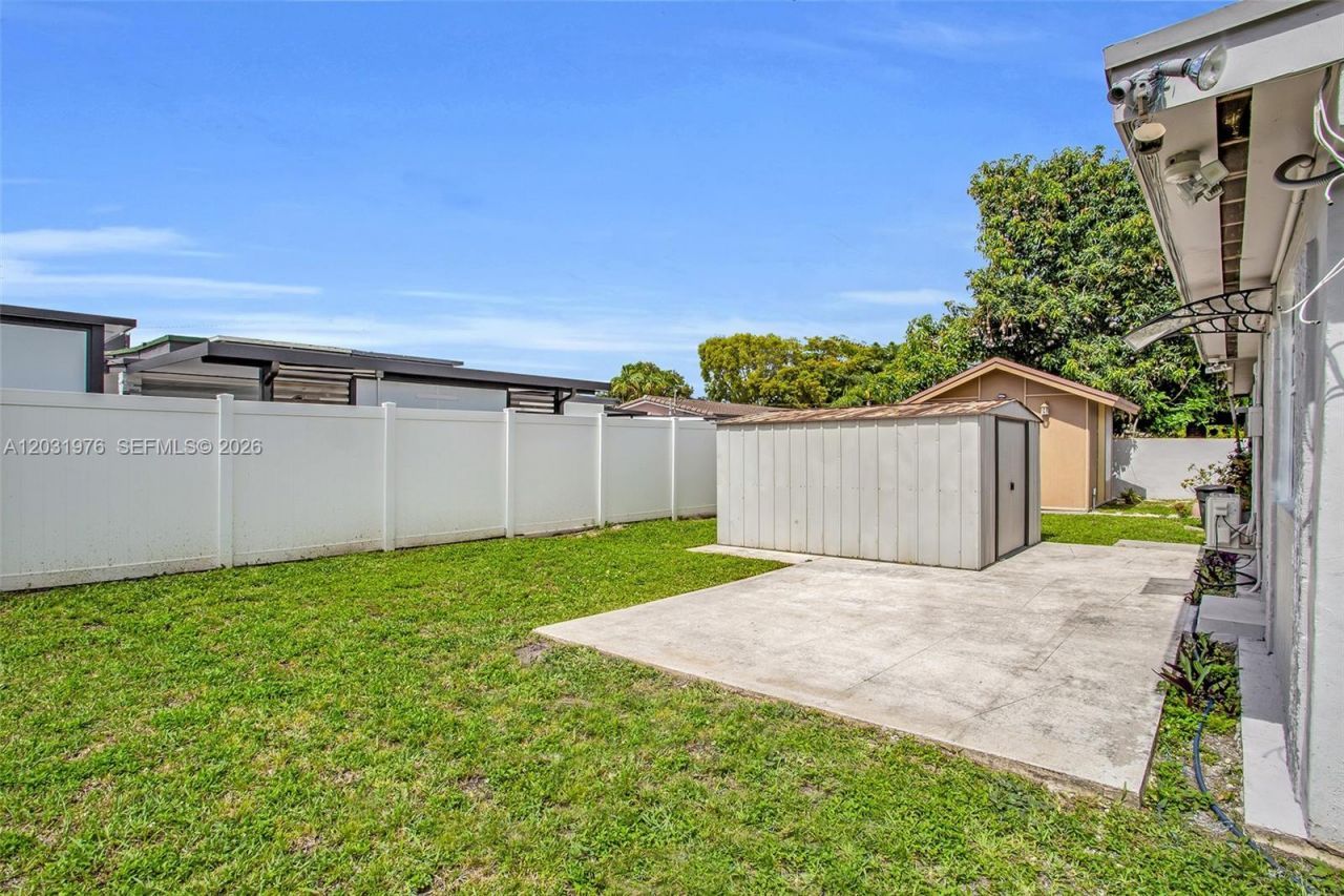 855 W 70th Pl , Hialeah, FL 33014 Photo