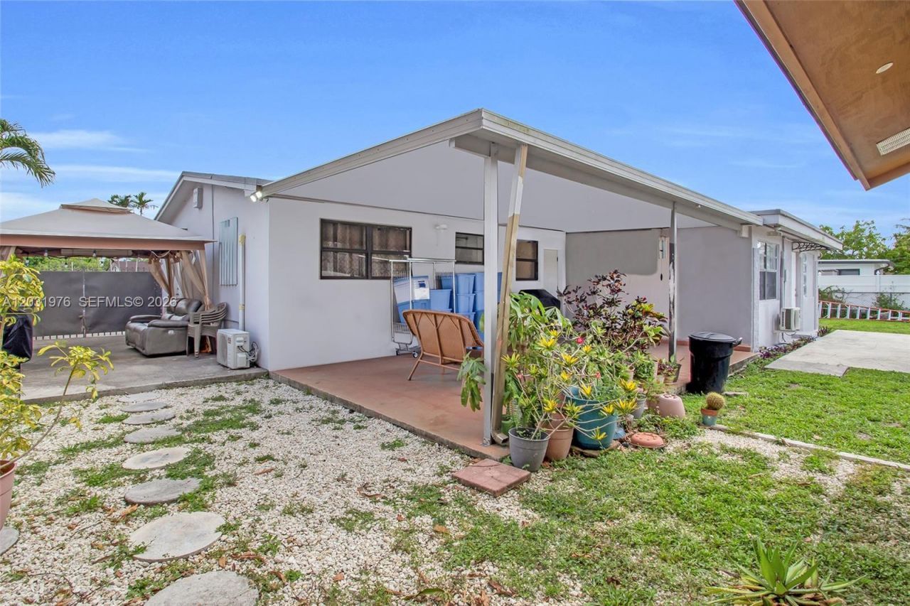 855 W 70th Pl , Hialeah, FL 33014 Photo