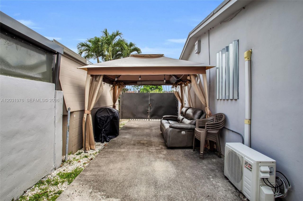 855 W 70th Pl , Hialeah, FL 33014 Photo