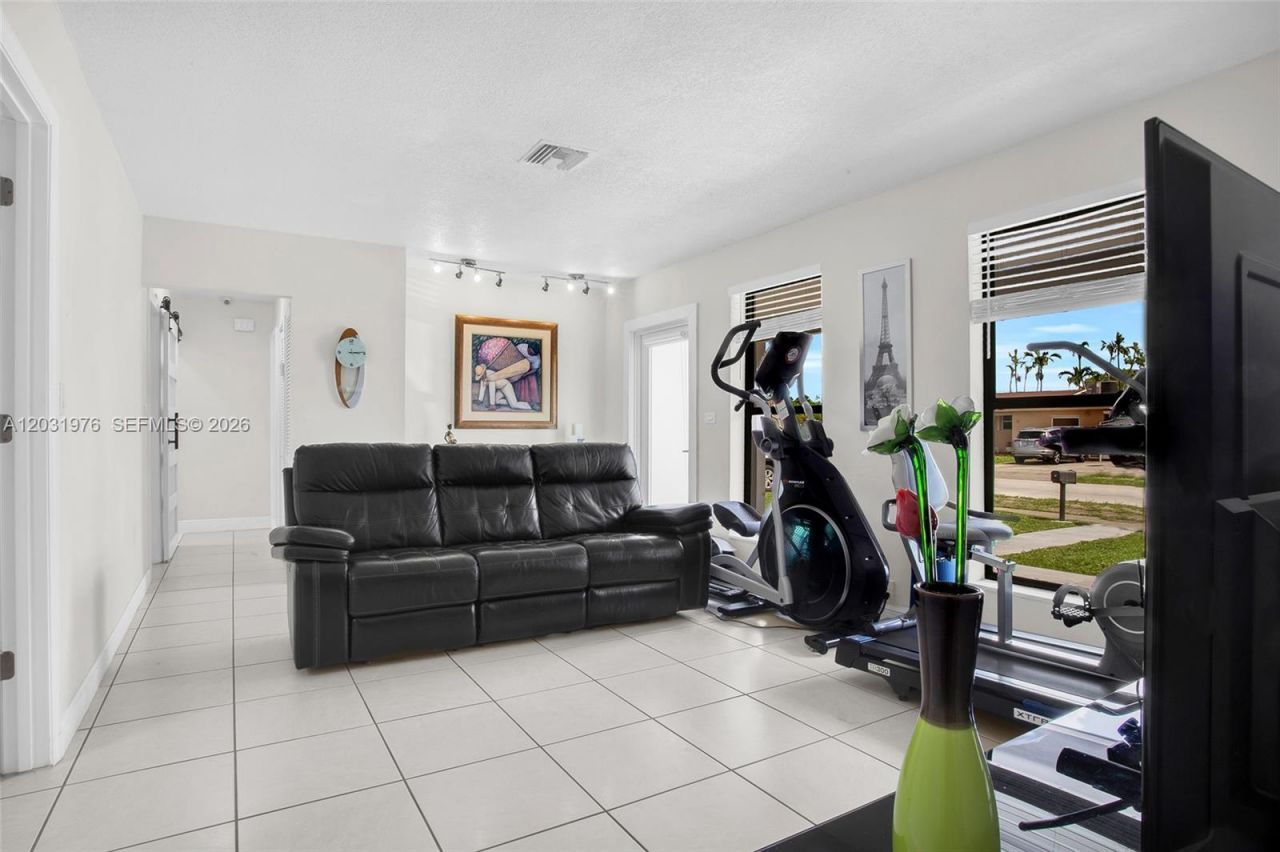855 W 70th Pl , Hialeah, FL 33014 Photo