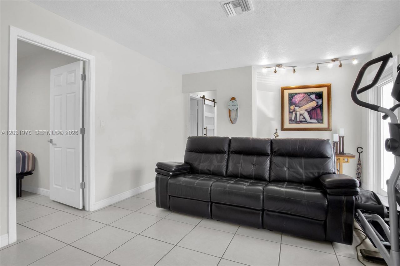 855 W 70th Pl , Hialeah, FL 33014 Photo