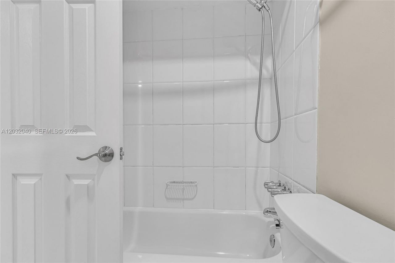 96 Wimbledon Lake Dr, Plantation, FL 33324 Photo