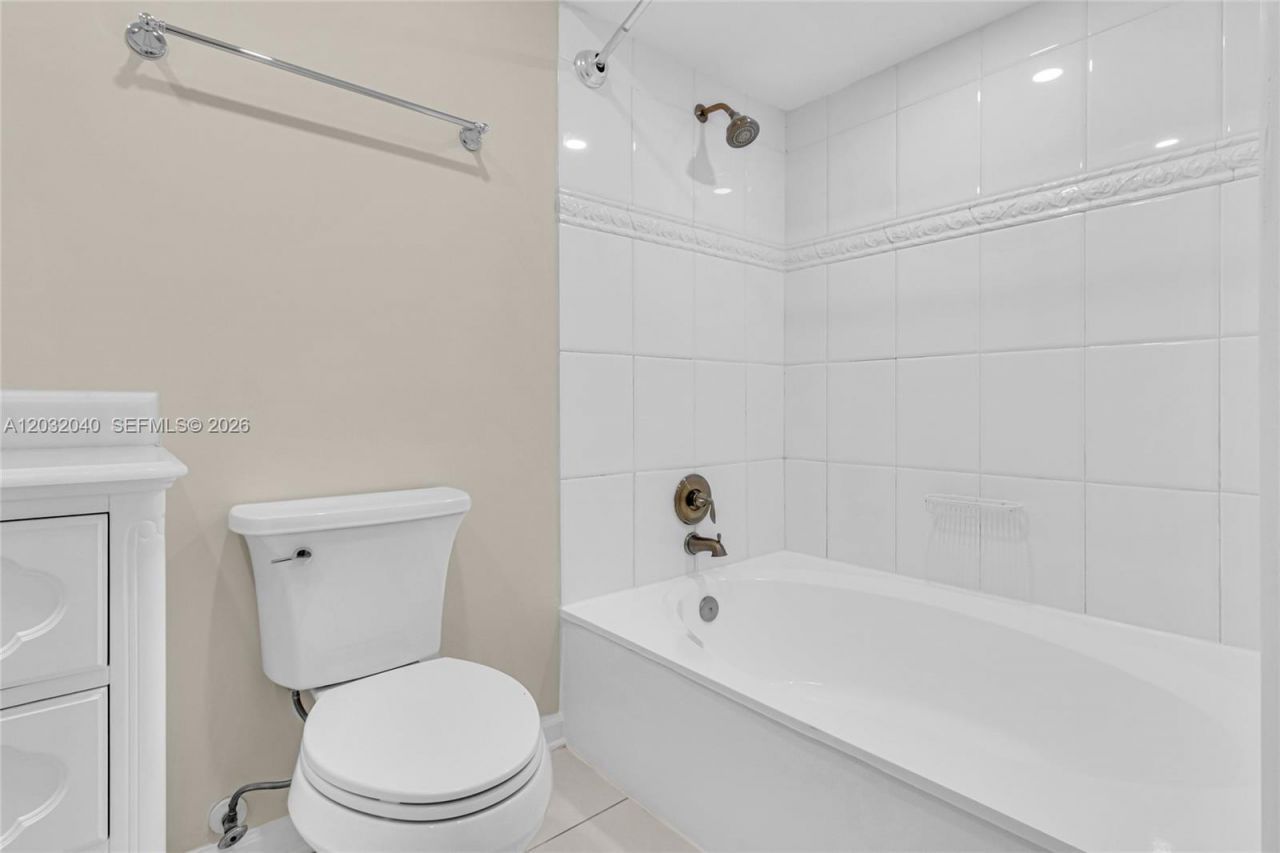 96 Wimbledon Lake Dr, Plantation, FL 33324 Photo