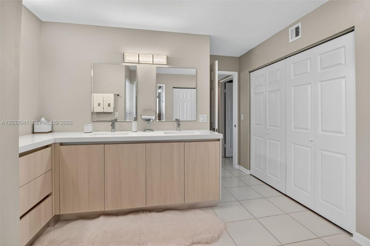 5901 Camino Del Sol , Unit 207, Boca Raton, FL 33433 Photo