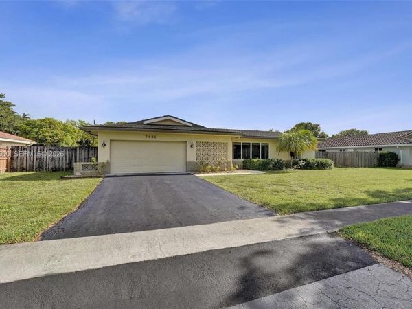 7421 NW 8th Ct, Plantation, FL 33317