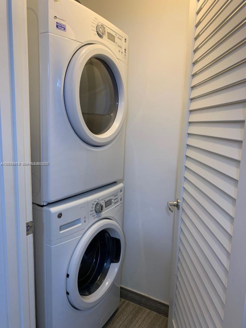 1010 Brickell Ave, Unit 2704, Miami, FL 33131 Photo