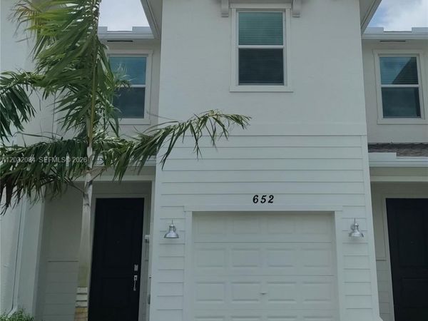 652 SE Lake Falls St , Port St. Lucie, FL 34984
