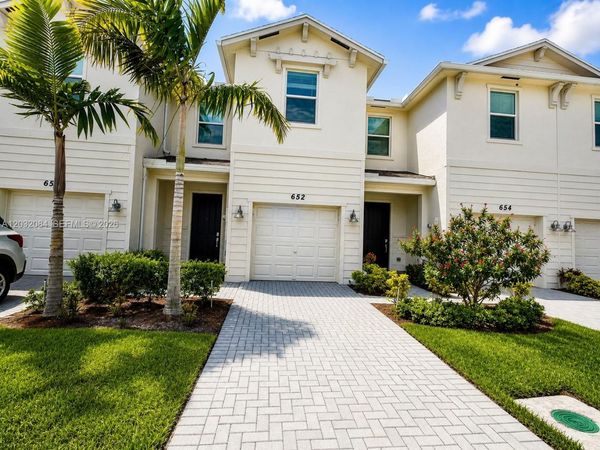 652 SE Lake Falls St, Port St. Lucie, FL 34984
