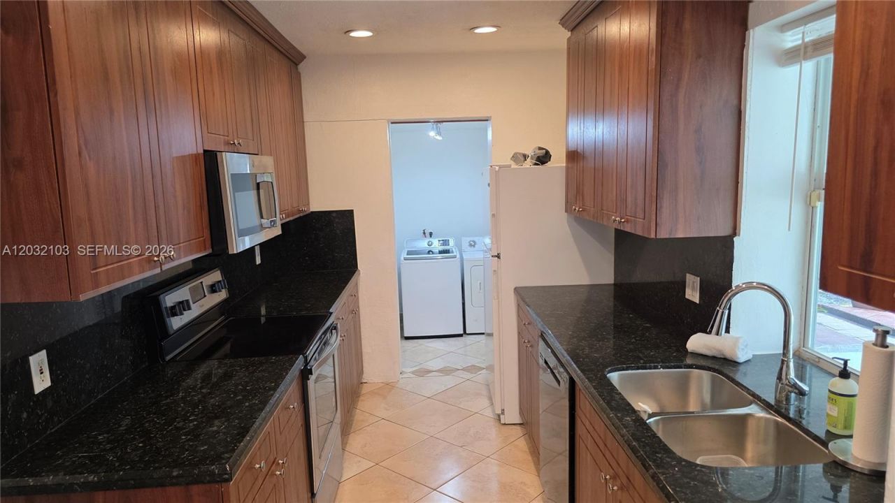 313 SW 2nd Ter , Hallandale Beach, FL 33009 Photo