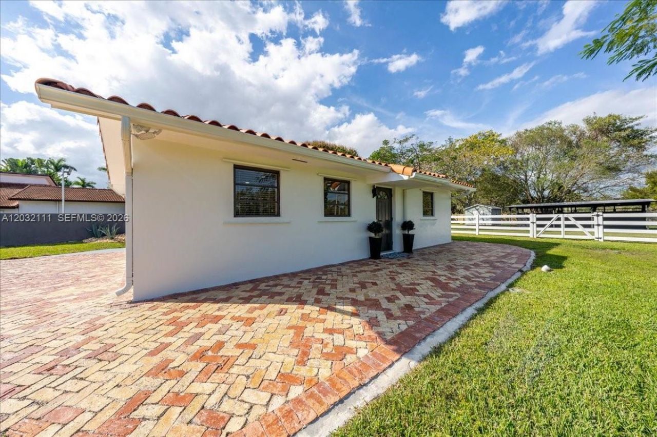 7705 SW 66th St , Miami, FL 33143 Photo