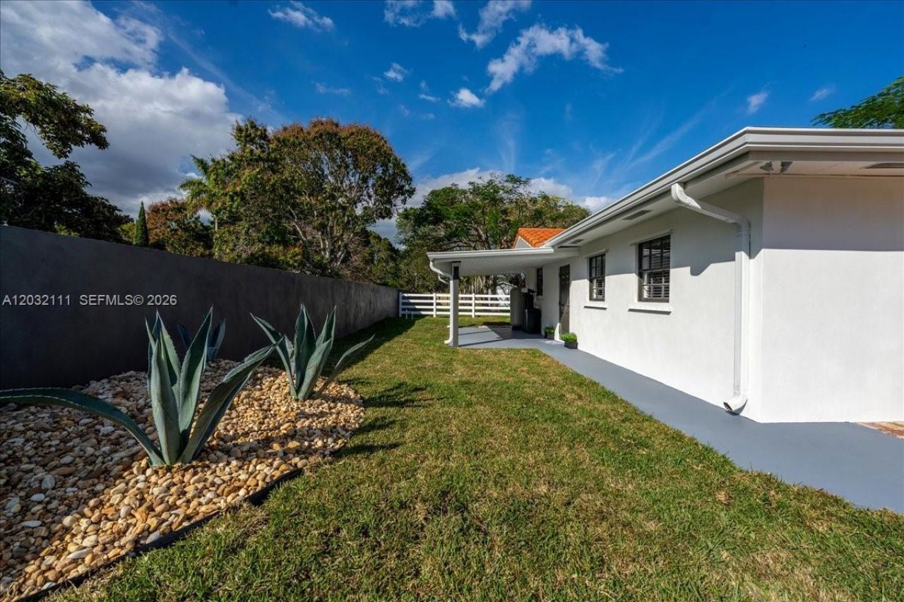 7705 SW 66th St , Miami, FL 33143 Photo