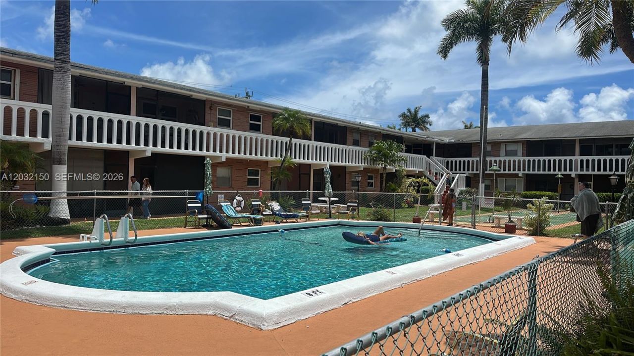 160 NE 8th Ave , Unit 25A, Hallandale Beach, FL 33009 Photo