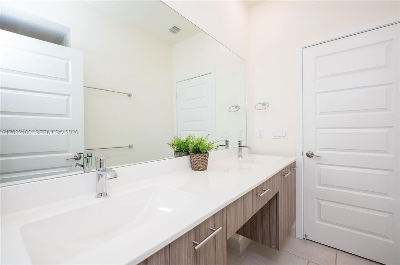 4640 NW 84th Ave , Unit 12, Doral, FL 33166 Photo