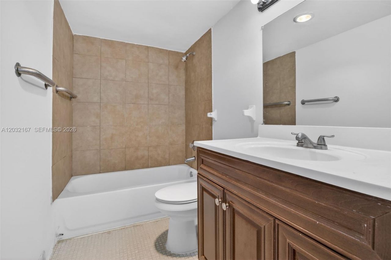 4174 Inverrary Dr, Unit 805, Lauderhill, FL 33319 Photo