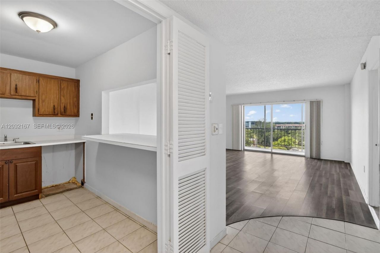 4174 Inverrary Dr, Unit 805, Lauderhill, FL 33319 Photo