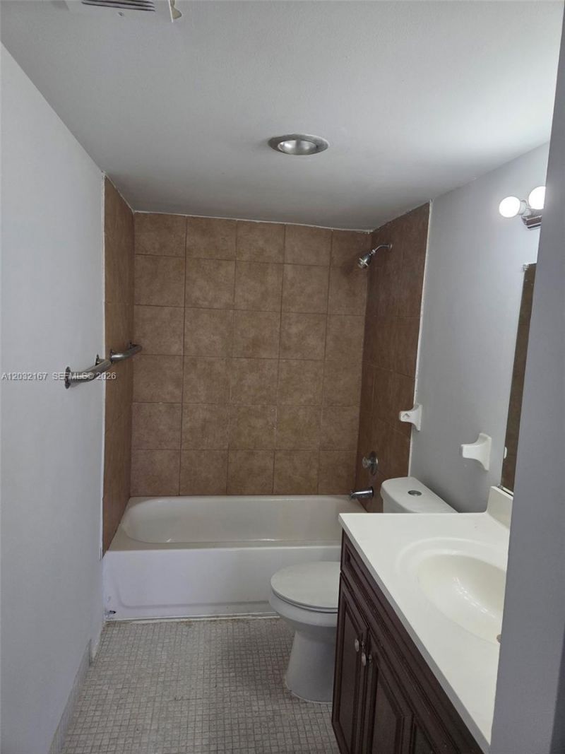 4174 Inverrary Dr , Unit 805, Lauderhill, FL 33319 Photo