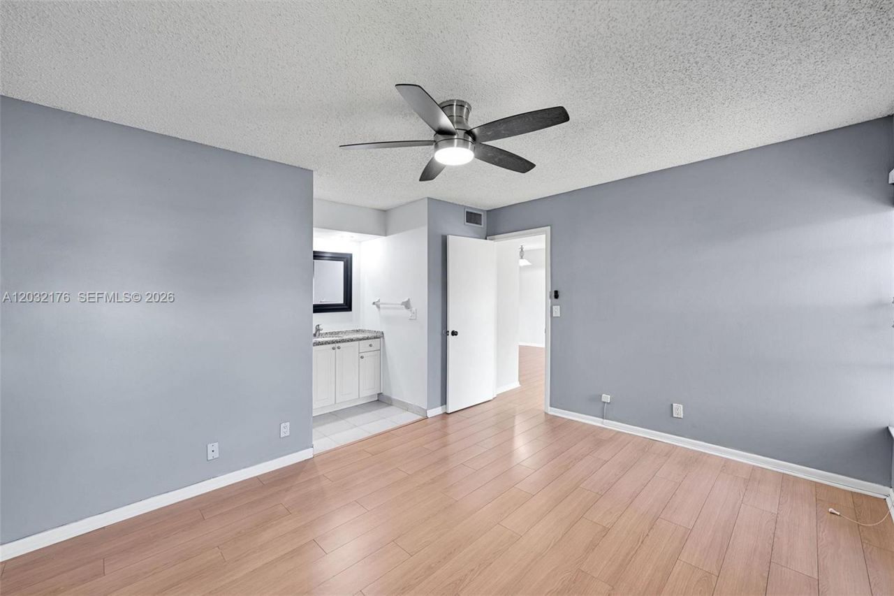 906 Twin Lakes Dr, Unit 8-J, Coral Springs, FL 33071 Photo