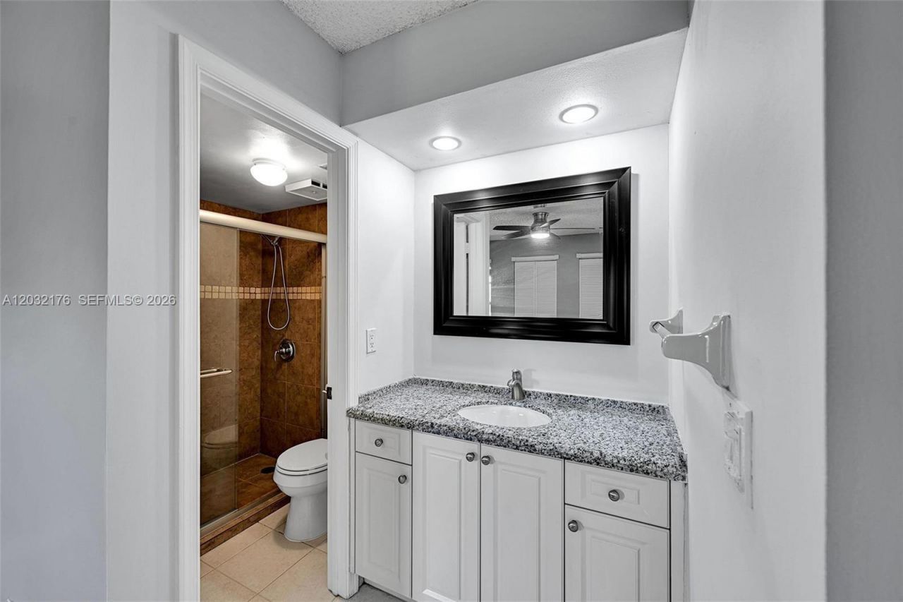 906 Twin Lakes Dr, Unit 8-J, Coral Springs, FL 33071 Photo