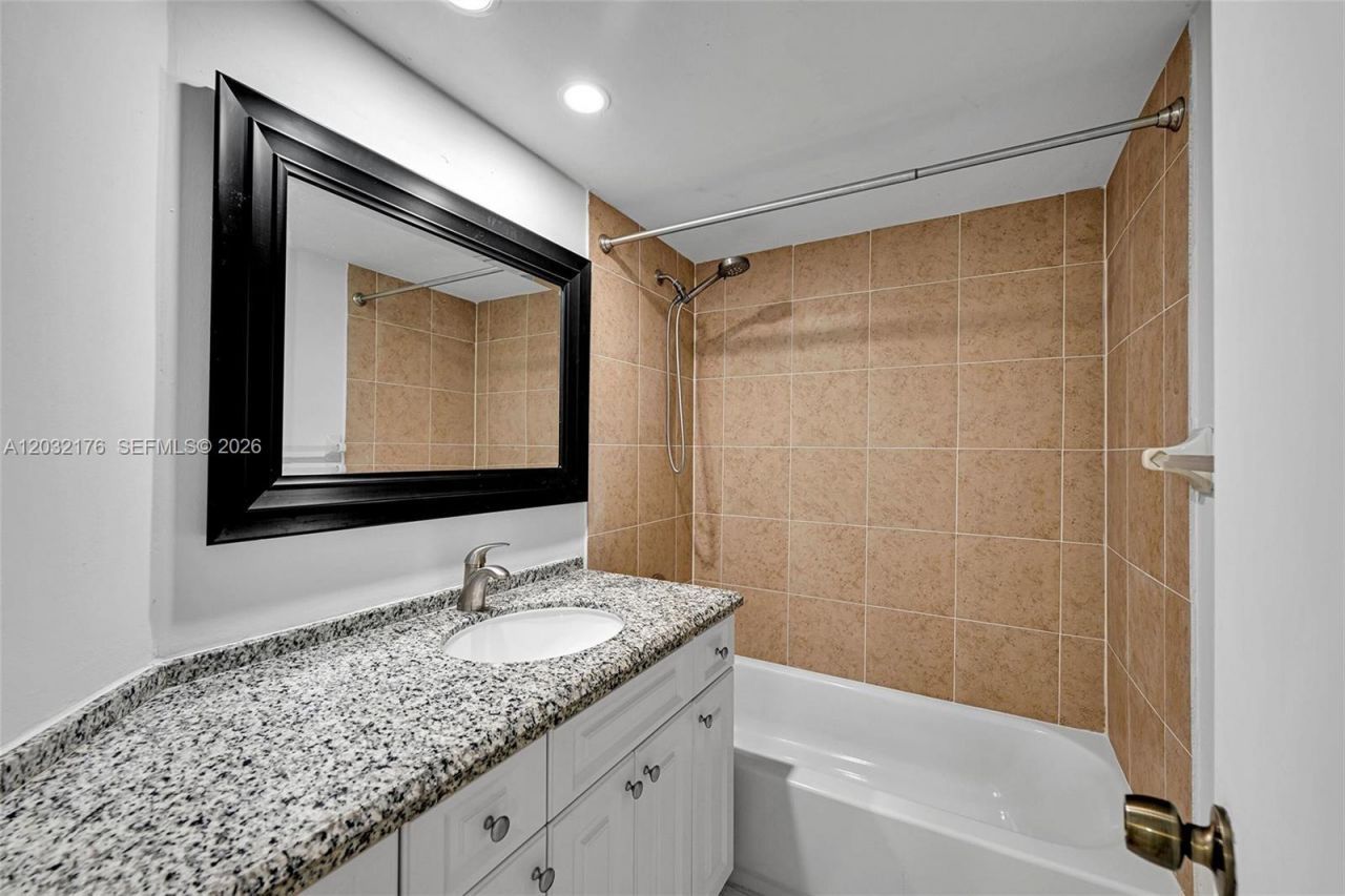 906 Twin Lakes Dr, Unit 8-J, Coral Springs, FL 33071 Photo
