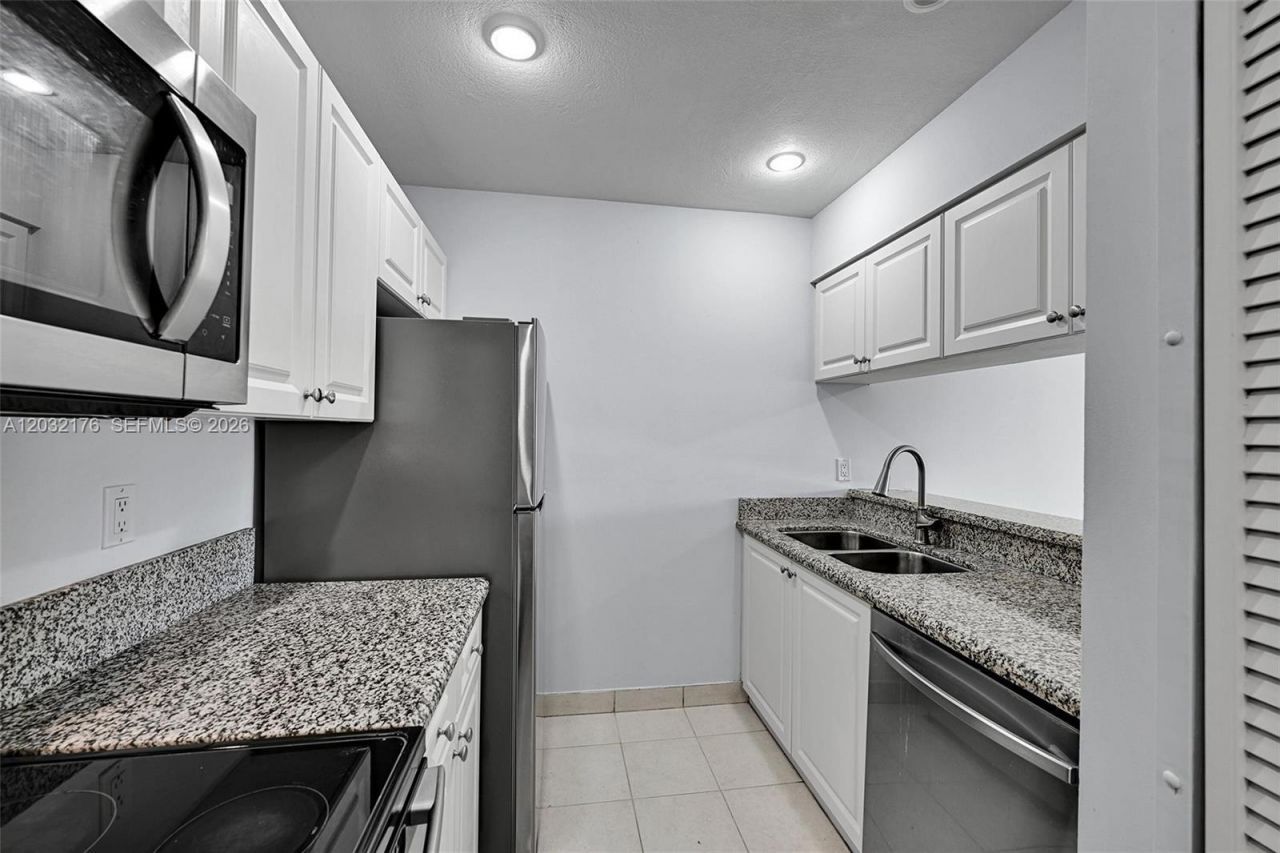 906 Twin Lakes Dr, Unit 8-J, Coral Springs, FL 33071 Photo