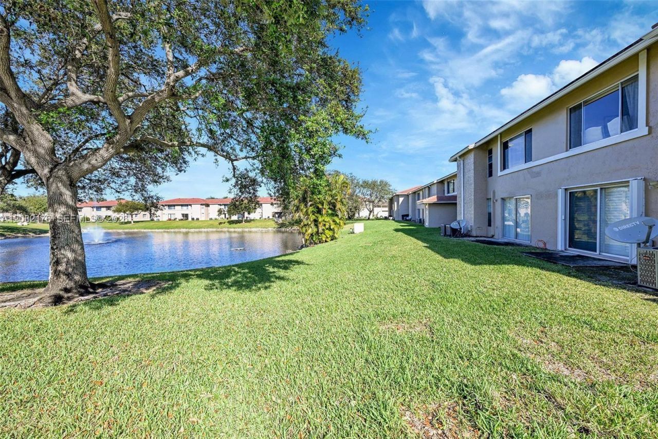 906 Twin Lakes Dr, Unit 8-J, Coral Springs, FL 33071 Photo