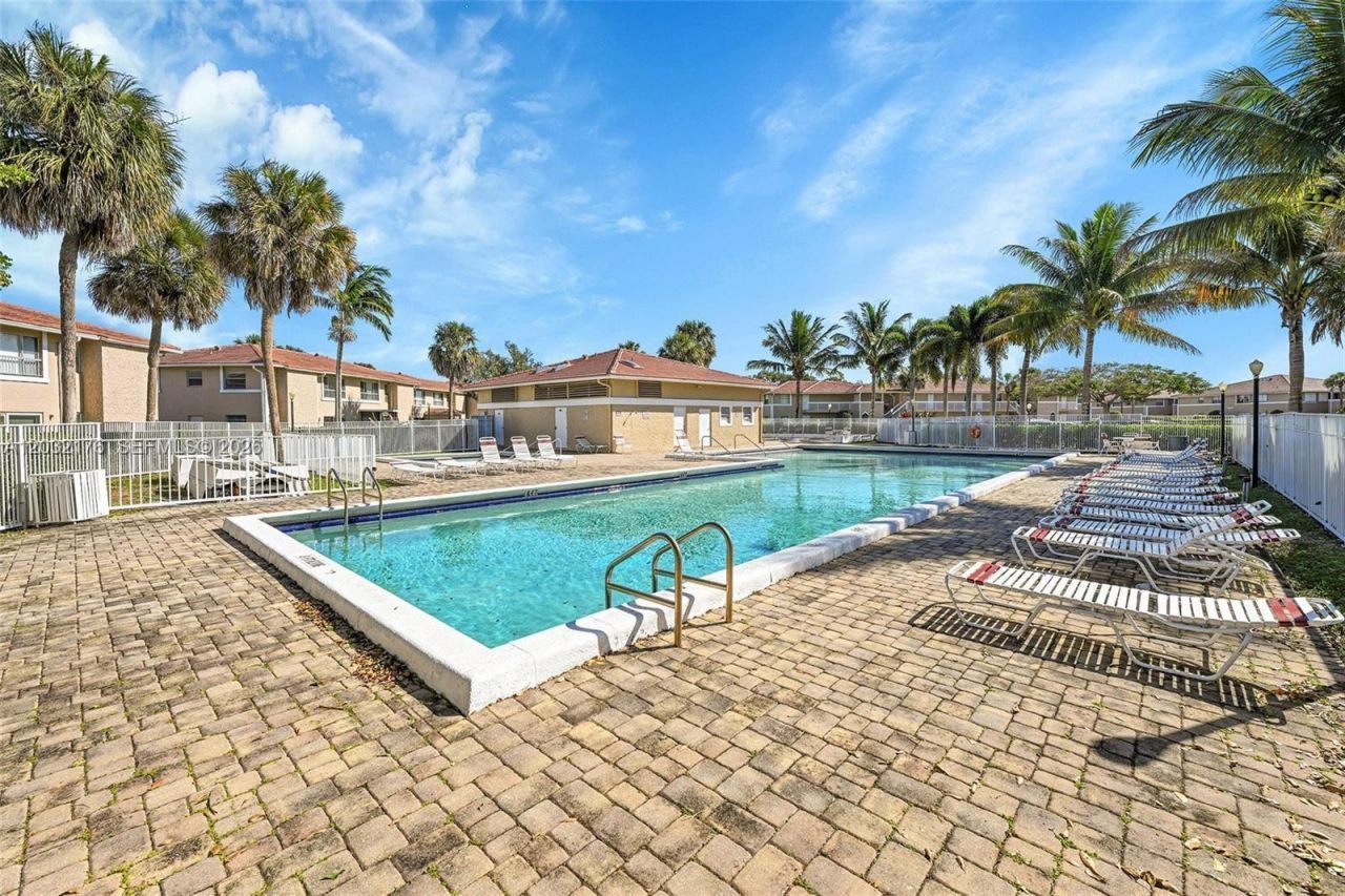 906 Twin Lakes Dr, Unit 8-J, Coral Springs, FL 33071 Photo