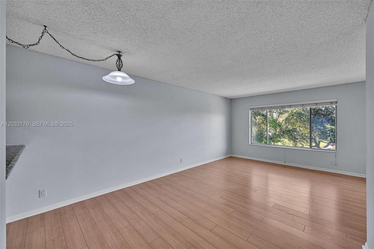 906 Twin Lakes Dr, Unit 8-J, Coral Springs, FL 33071 Photo